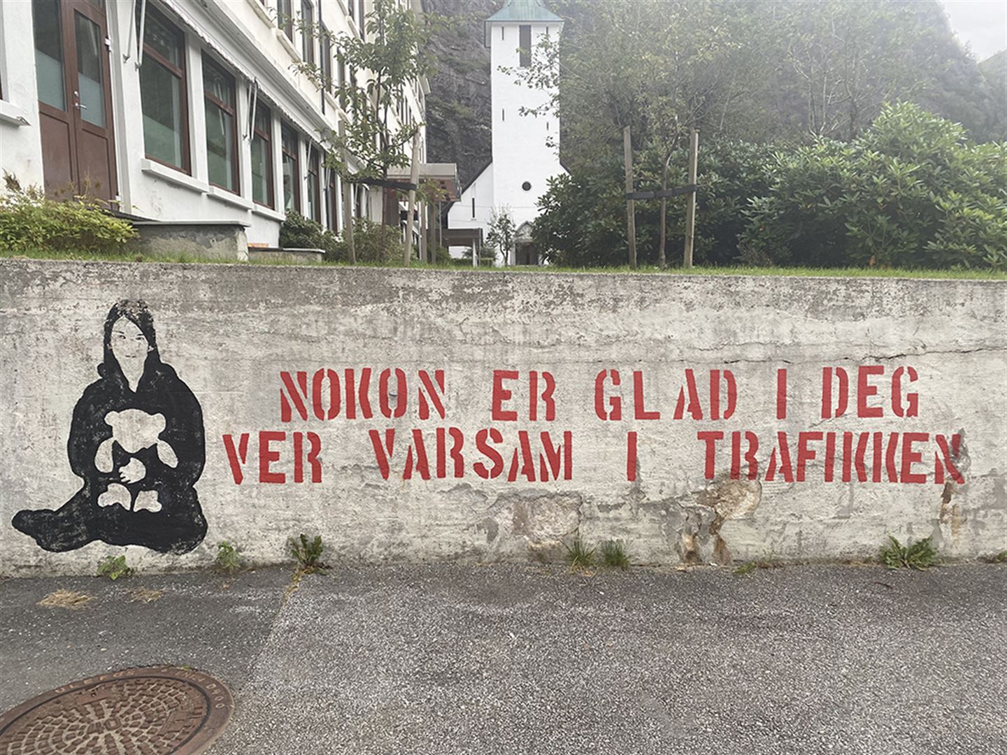 Tagging med teksten Nokon er glad i deg ver varsam i trafikken