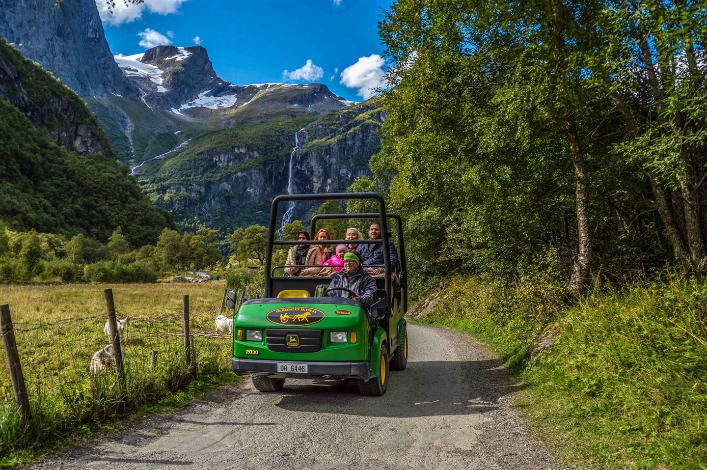 foto av ein liten open bil i vakkert landskap