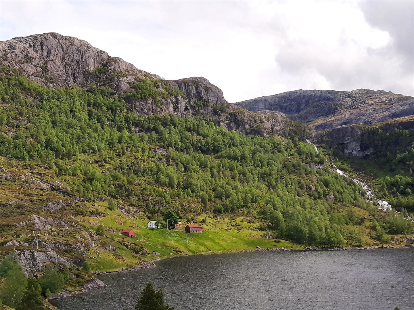 foto av støl ved eit vatn