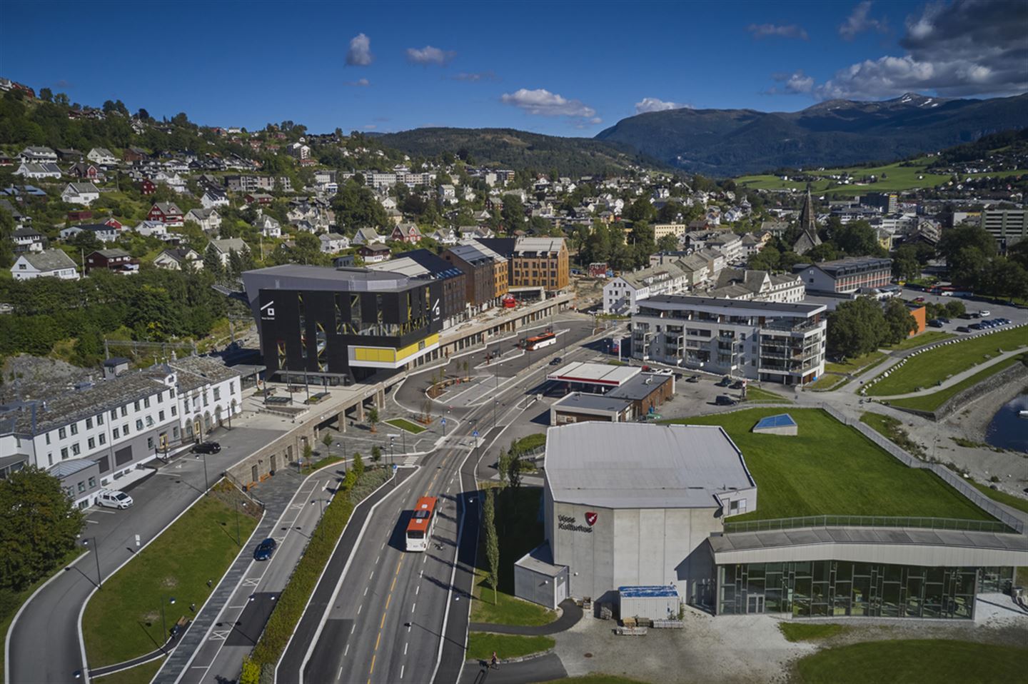 Voss sentrum i fugleperspektiv. Bildet viser Voss Gondol og Kulturhuset.