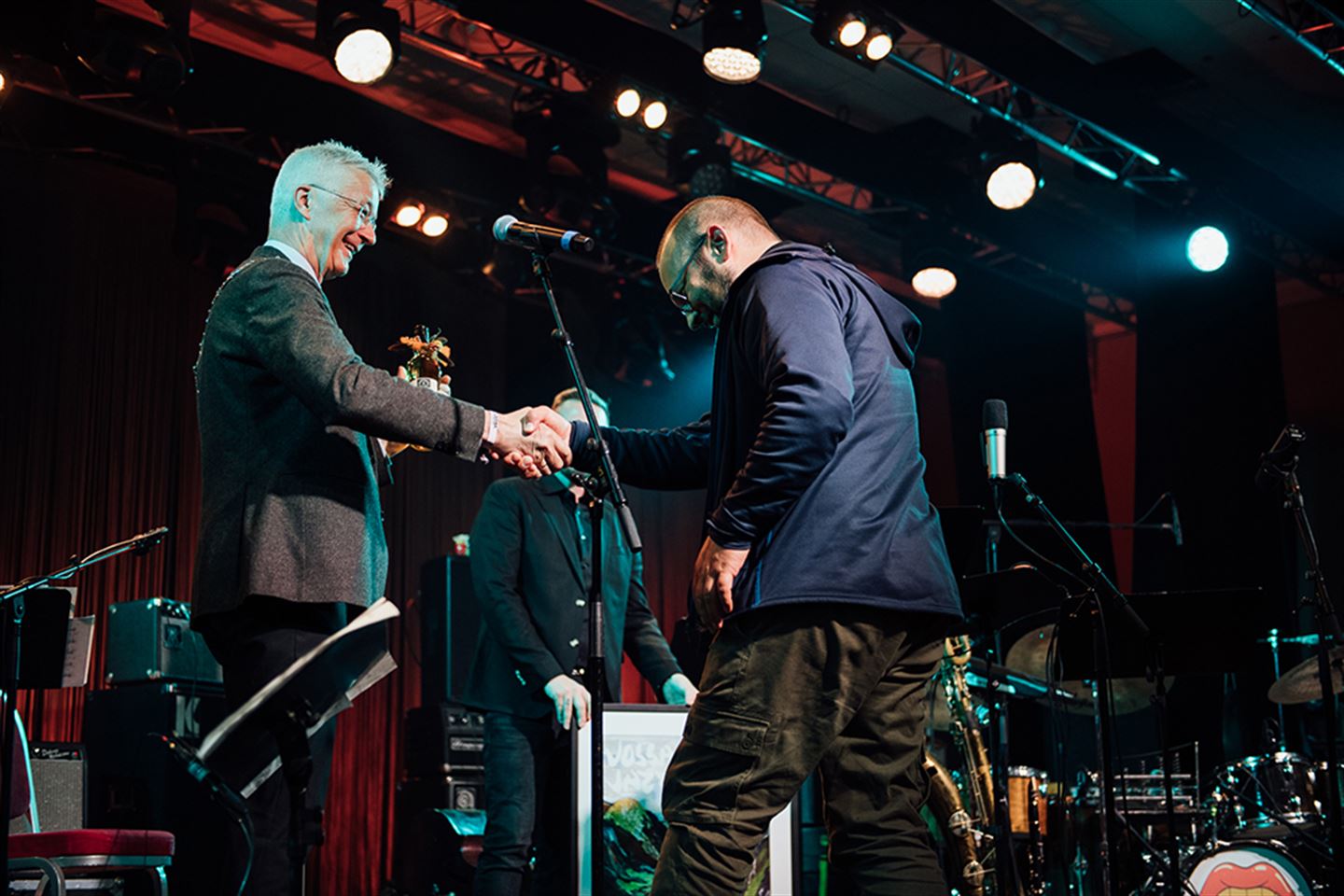 Fylkesordførar Jon Askeland gratulerer musikar Michael Barnes med Vossa Jazz-prisen.