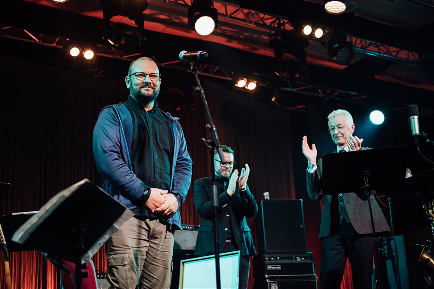 PRIS: Prisvinnar Michel Barnes saman med fylkesordførar Jon Askeland og festivalsjef Roger Urhaug. (Foto: Runa Andersen/Vossa Jazz)