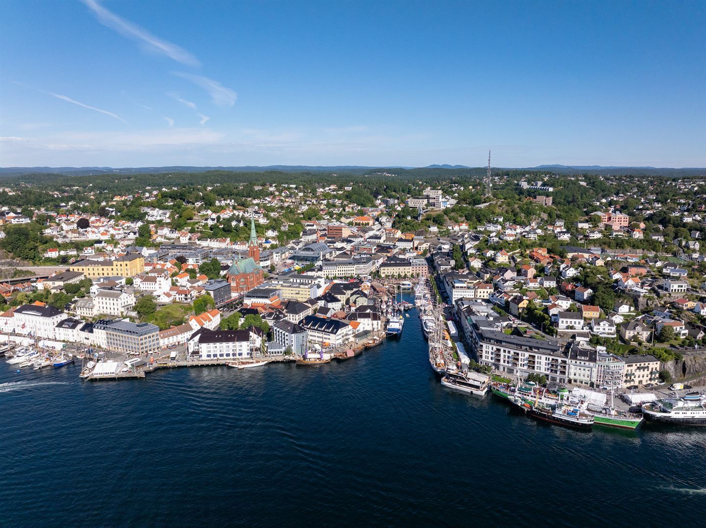 Dronefoto av Arendal. 