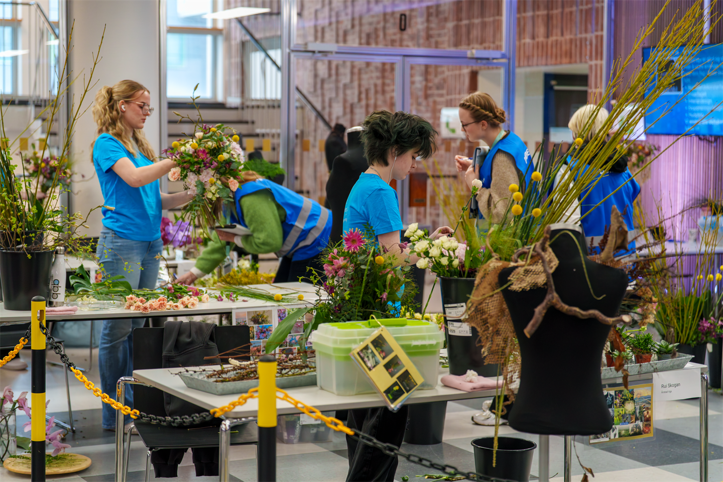 Elevar som setter opp blomstardekorasjonar