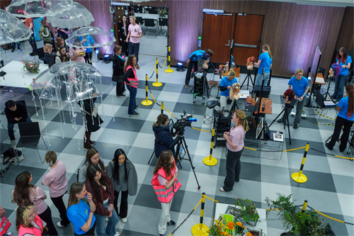 Oversiktsbilde av elevar i konkurranse