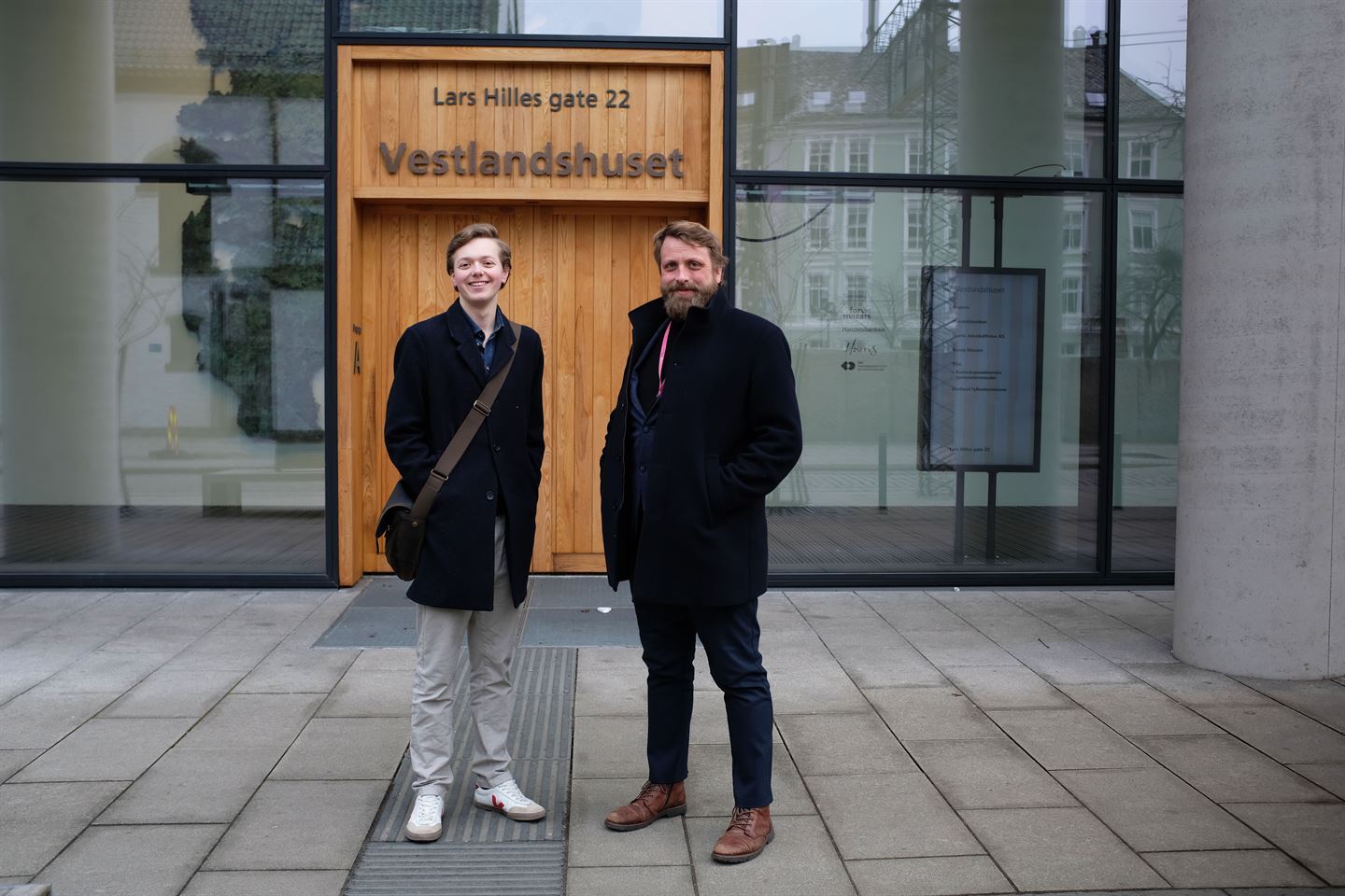 foto av to personar foran Vestlandshuset