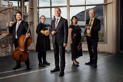 Fem musikarar, der tre av dei held hardingfele, trombone og cello.