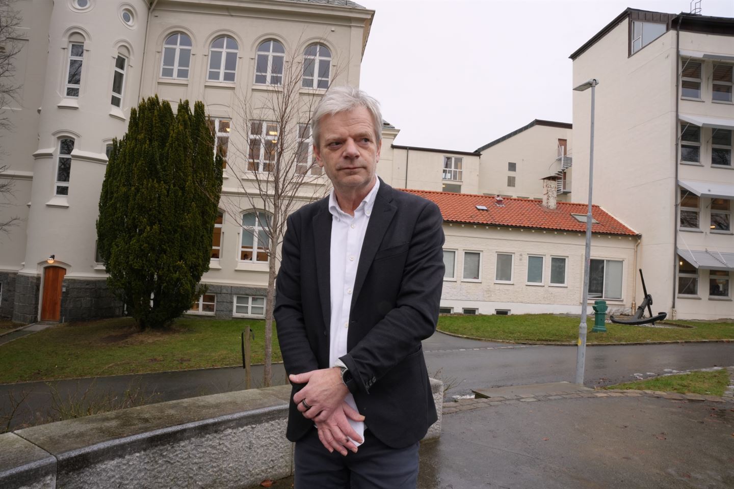 foto av person foran eit skulebygg