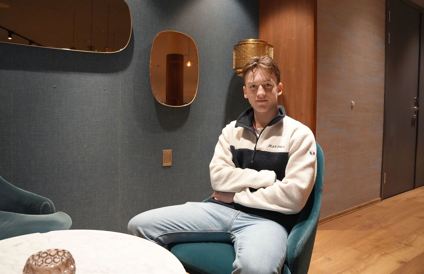 foto av ungdom som sit på ein stol