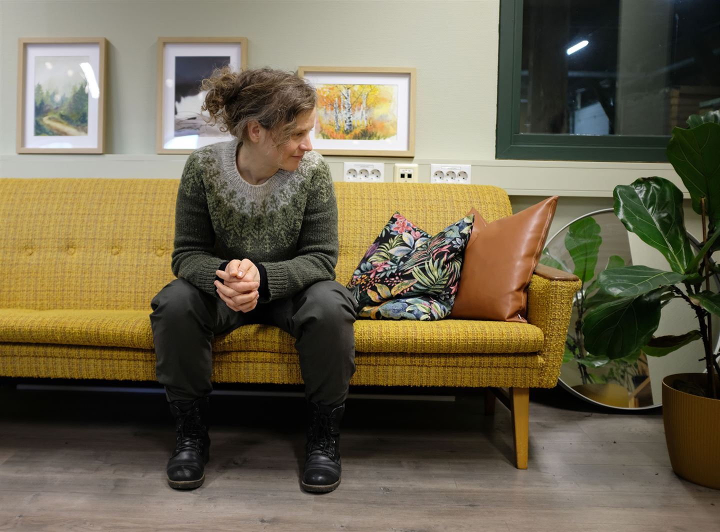 foto av kvinne som sit i sofa