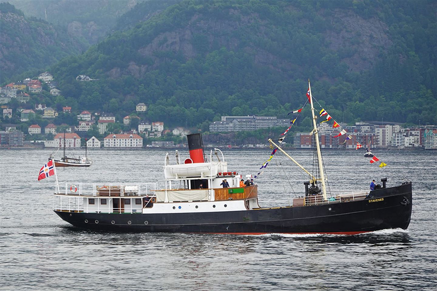 Båten Stavenes på sjøen.