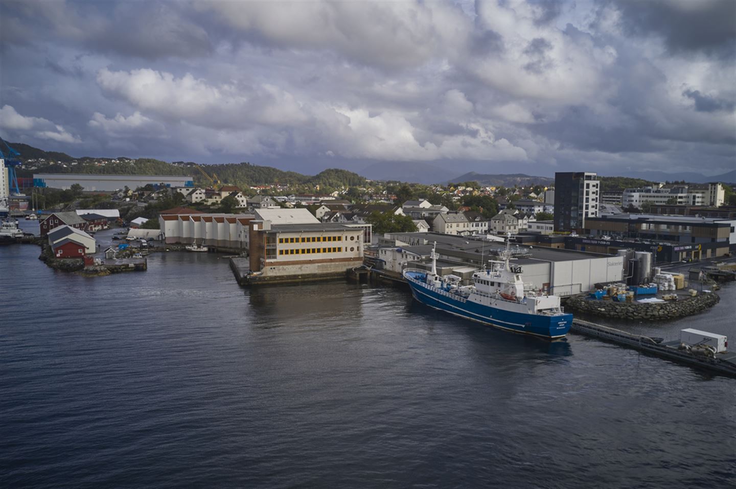 Oversiktbilde av Florø som viser kaiområde.