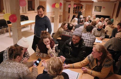 IDEMYLDRING: Erik Hanson (ståande) og Kaia Bolstad (ståande lengst bak) i prosjektstyret er strålande nøgde med både oppmøte og engasjement under idèmyldringa. (Foto: Ingrid Kristiane Fardal, Vestland fylkeskommune) 

