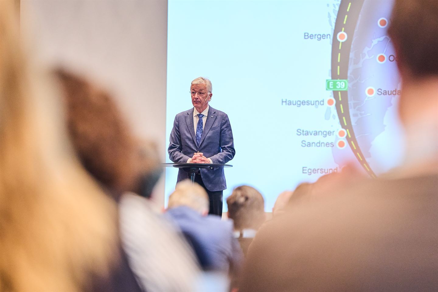 OPNA: Fylkesordførar Jon Askeland er leiar for Vestlandsrådet og opna konferansen. (Foto: Morten Wanvik)