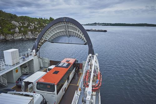 foto av ferie med bilar og buss om bord