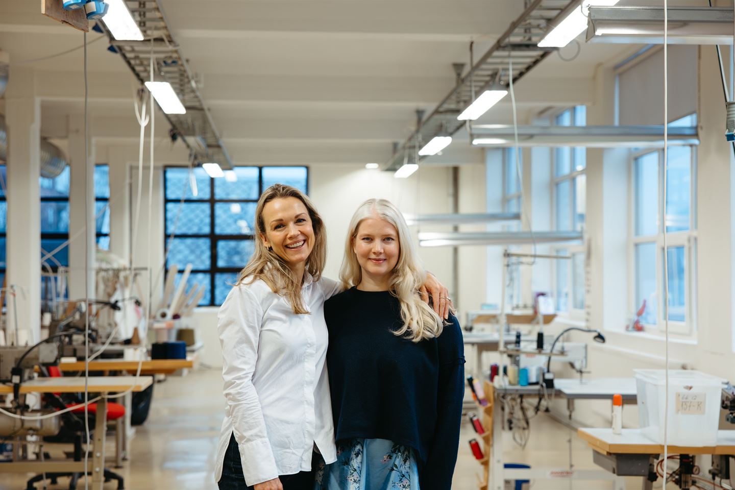 foto av to kvinner inne i eit fabrikklokale