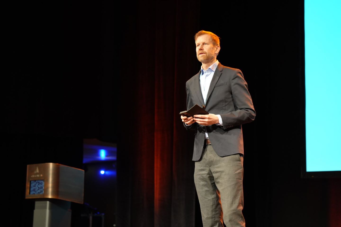 foto av mann på ei scene