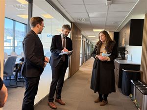 Stian Davies, helseminister Vestre og mette fauskanger i en korridor