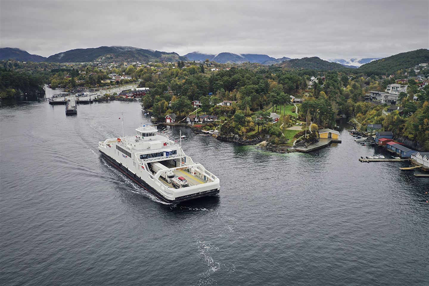 Ferje på veg over fjorden.