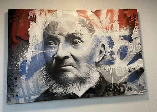 Gatemåleri av Ivar Aasen, med raudt, kvitt og blått bak og rundt portrettet. 