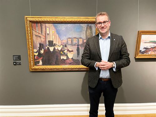 Jacob Nødseth framfor måleri.