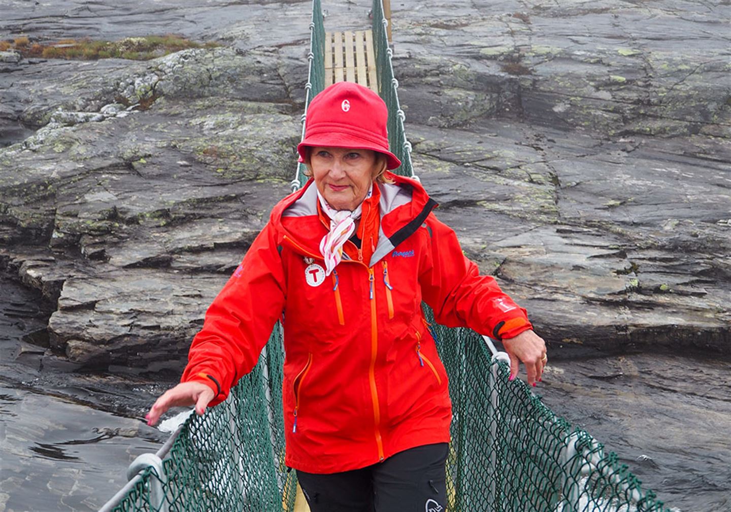 Dronning Sonja på brua over elva Opo ved Dronningstien i Hardanger. 