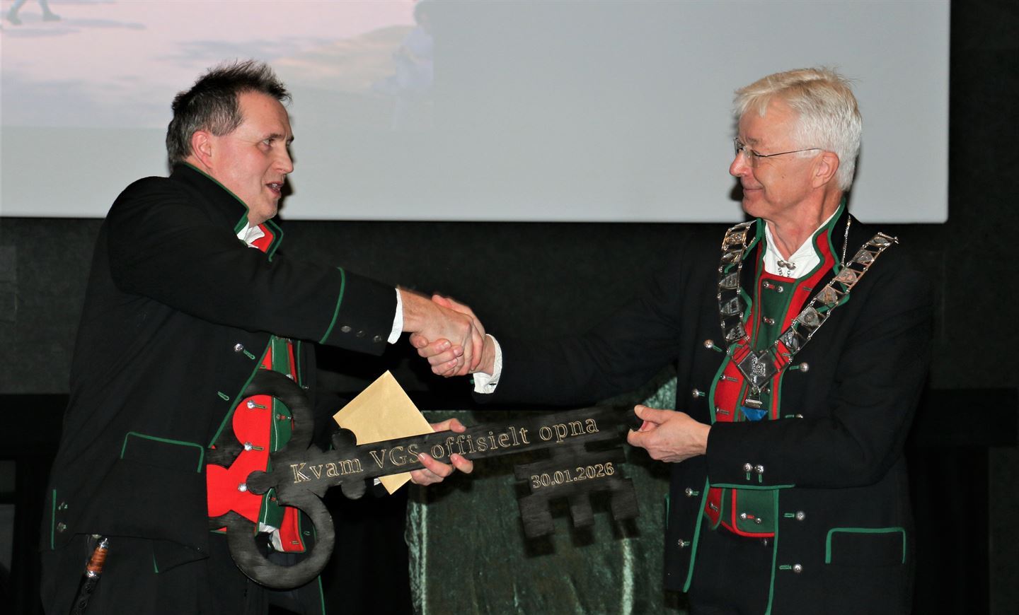 To personar med stor nøkkel mellom seg