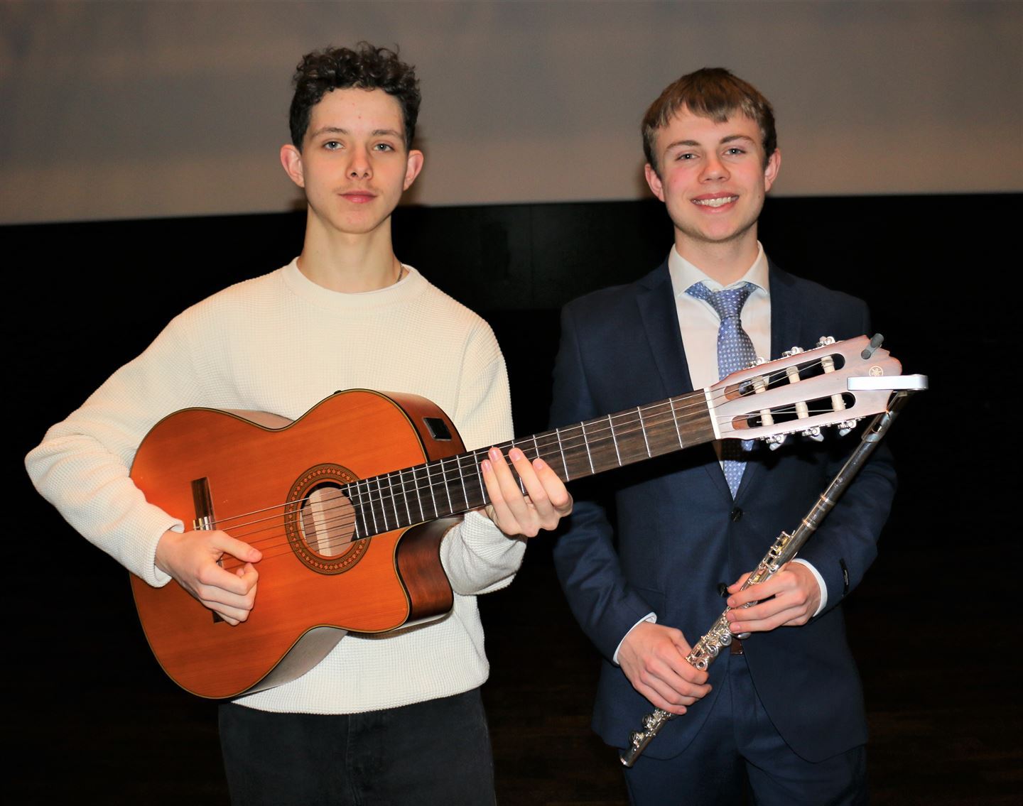 To gutar med gitar og fløyte