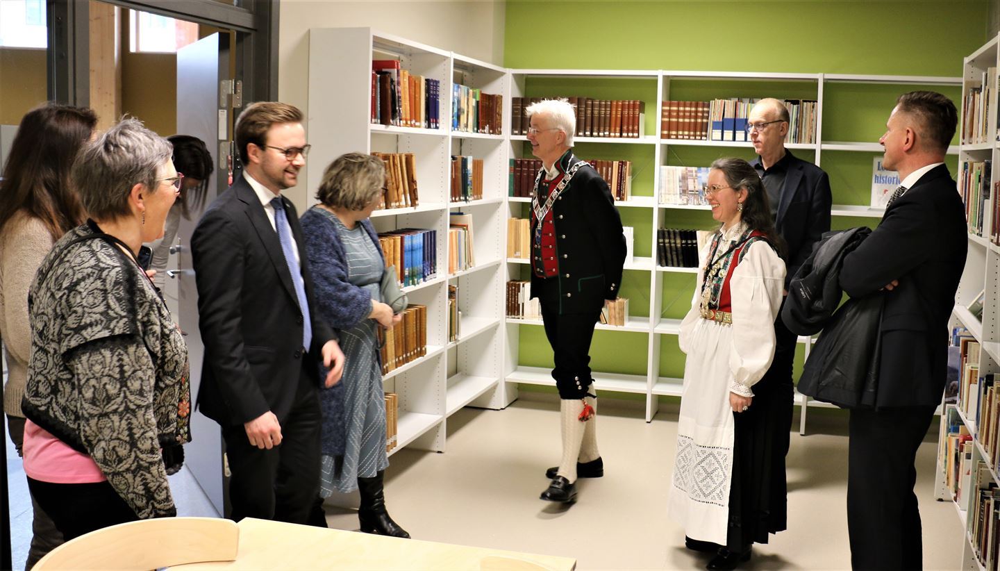 Omvising med mange personar på bibliotek