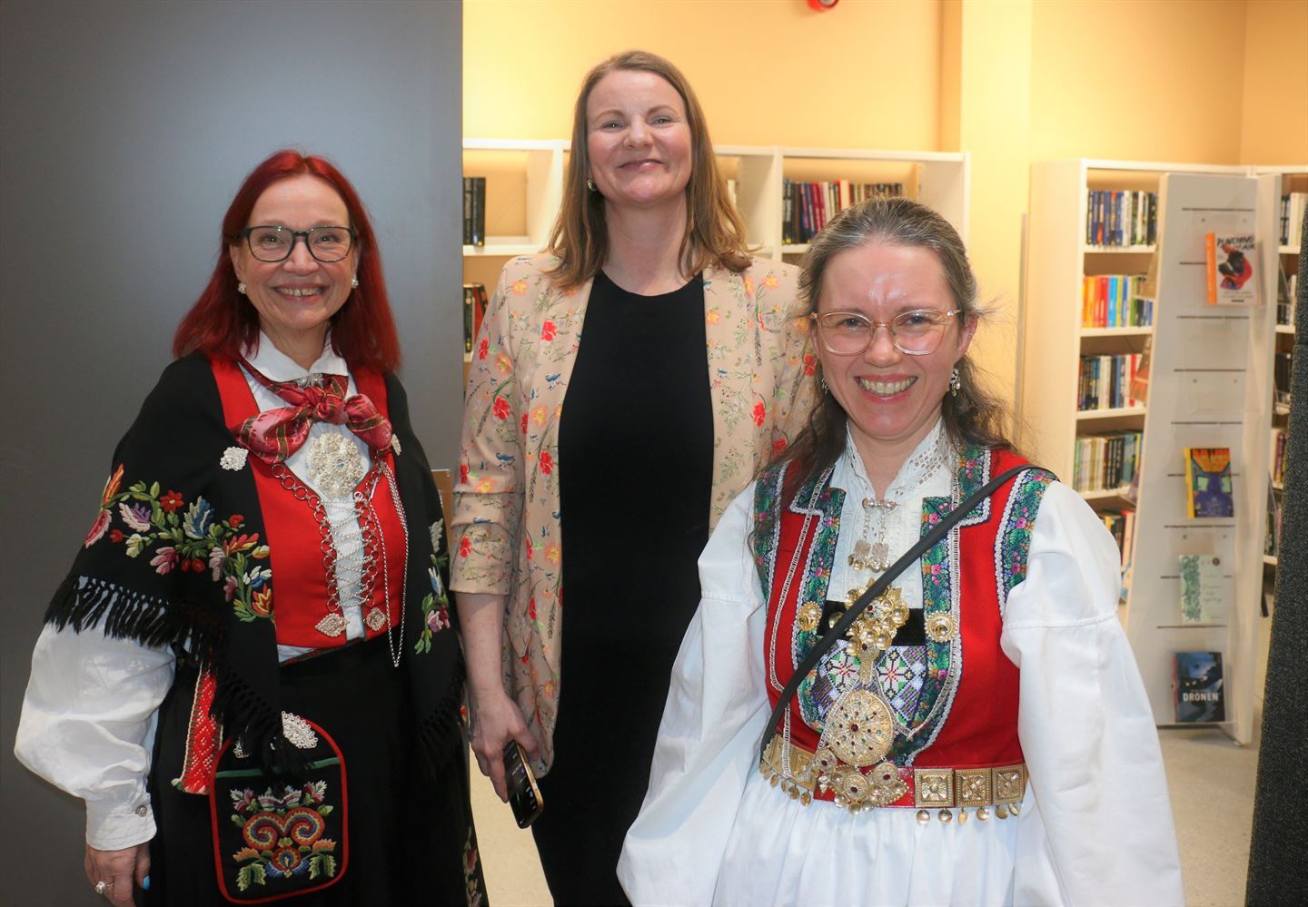 Tre damer ved sidan av kvarandre