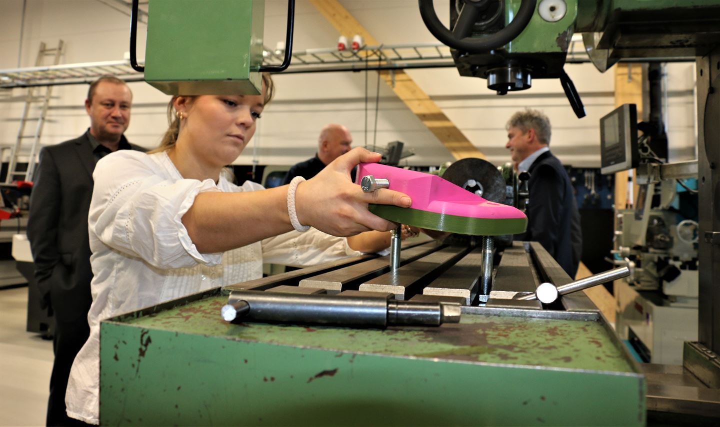 Elev ved maskin på verkstad