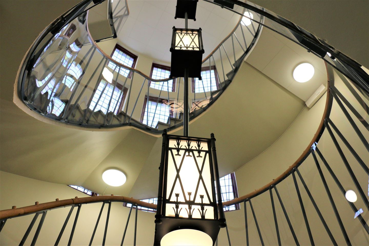 Rund trappegang innvendig med vindauge