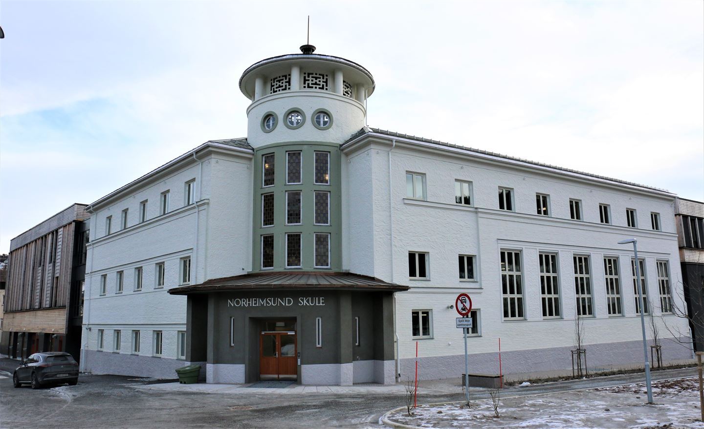 Klokketårn utvendig med bygningar