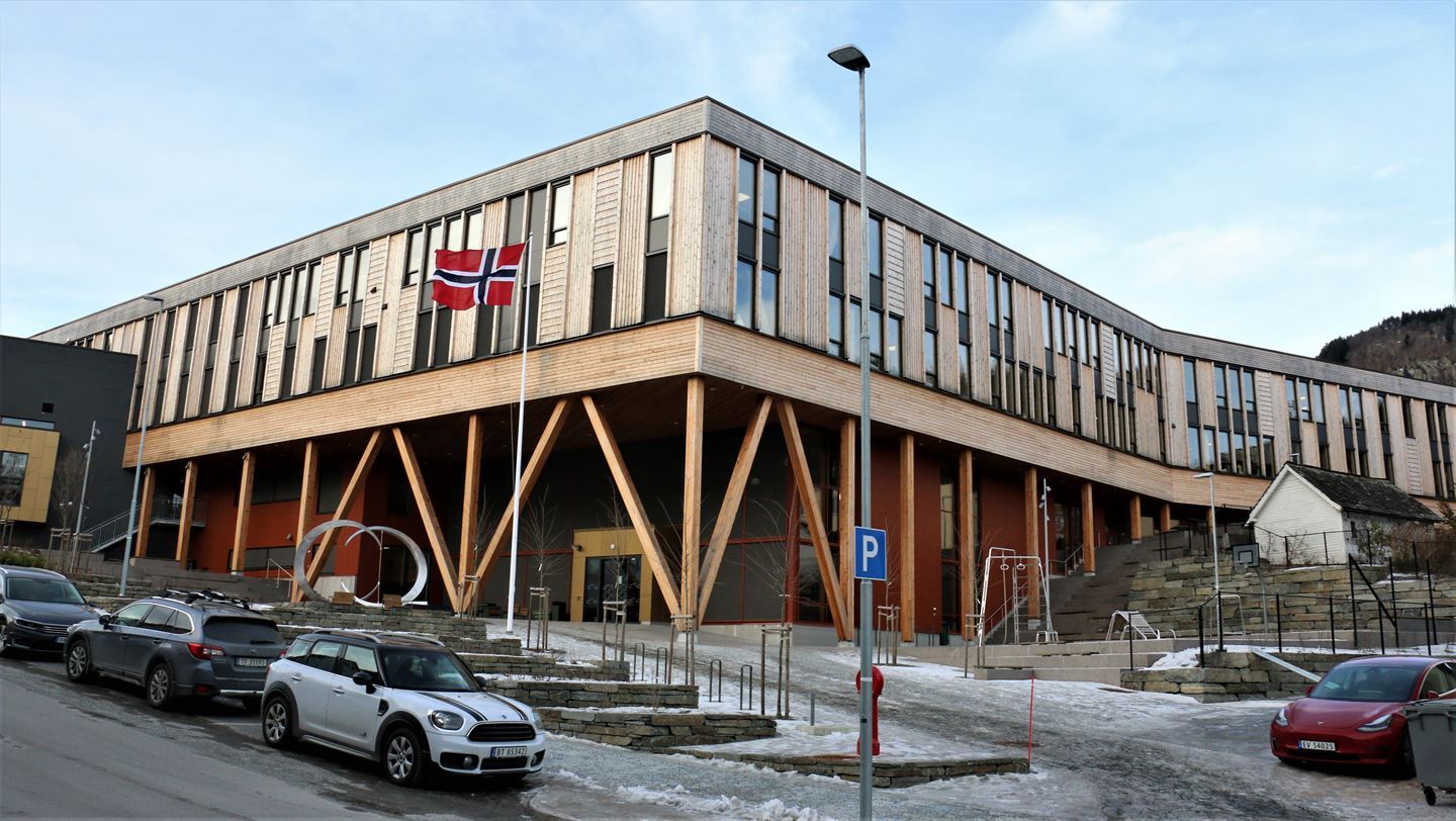 Stor bygning av tre utvendig