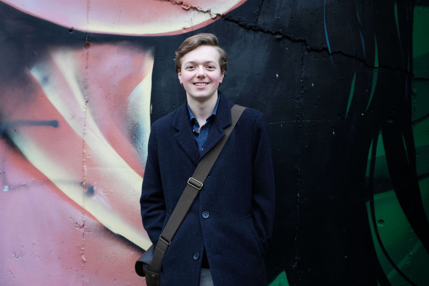 foto av person som står inntil ein vegg