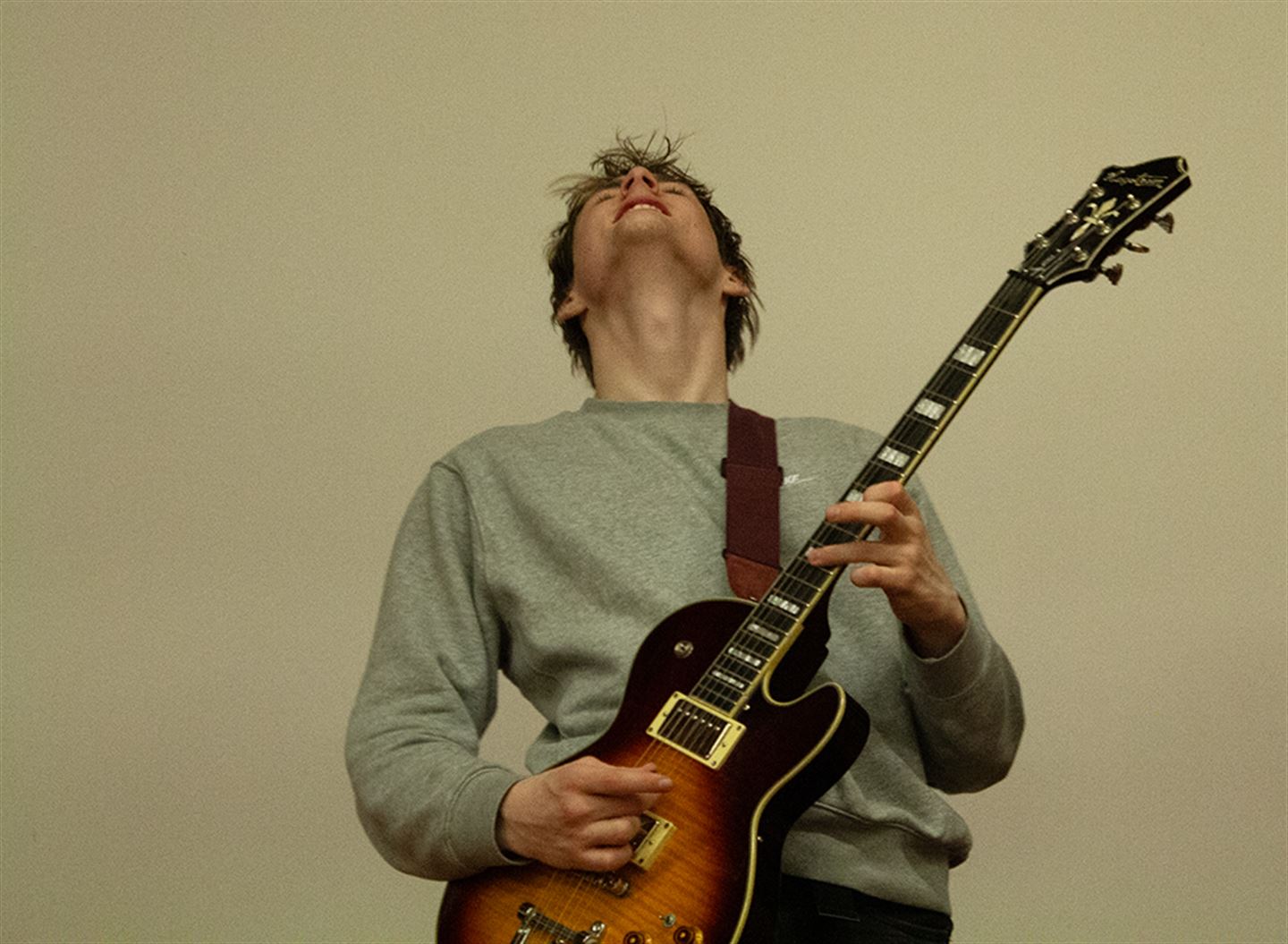 Ung gut med gitar.