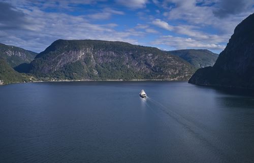 Ferje i fugleperspektiv på Hardangerfjorden 
