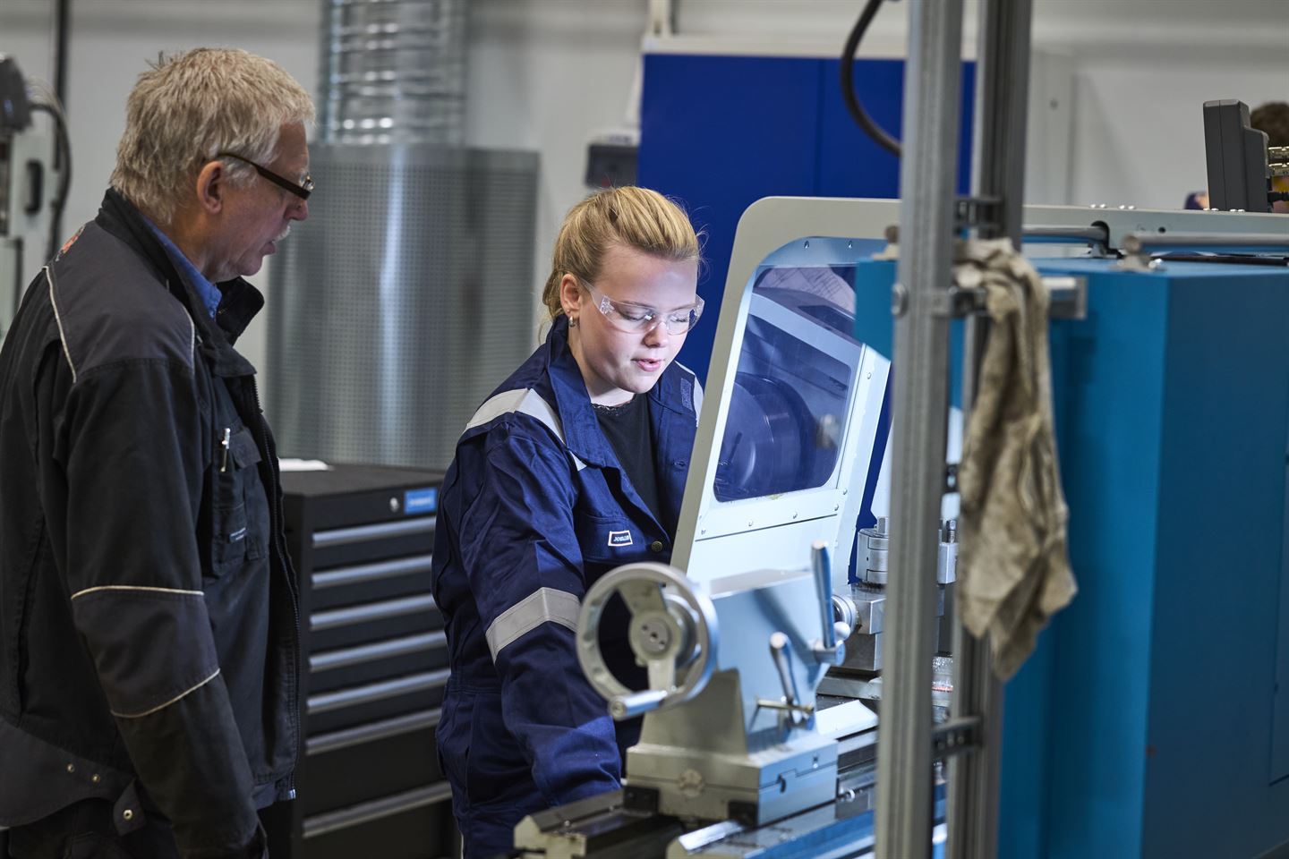 Lærar og elev på verkstad