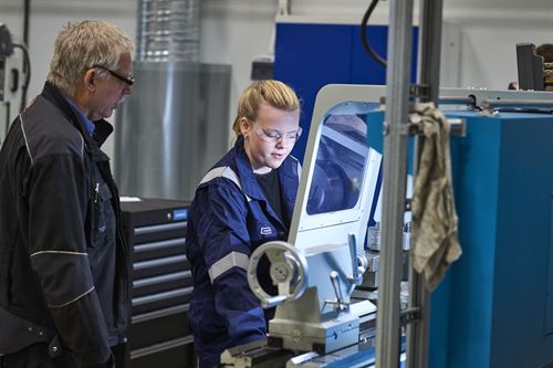 Lærar og elev på verkstad