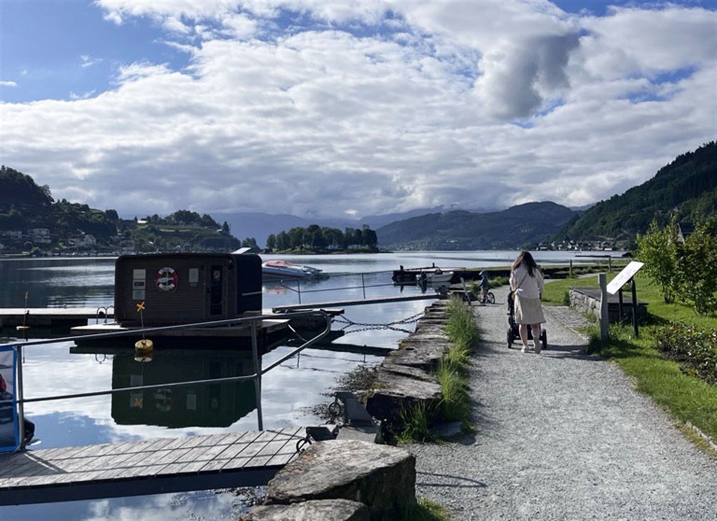Norheimsund ved fjorden, utanfor Thon Hotel Norheimsund.