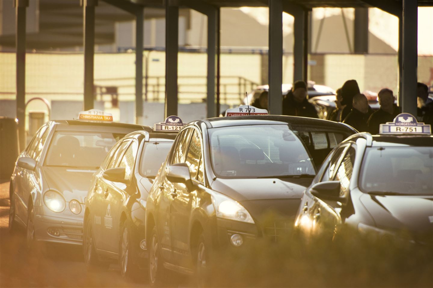 Flere taxier på rekke sett forfra.