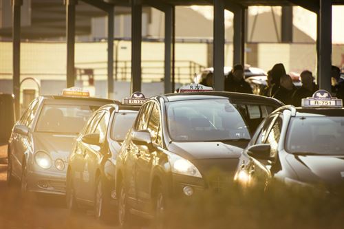 Flere taxier på rekke sett forfra.