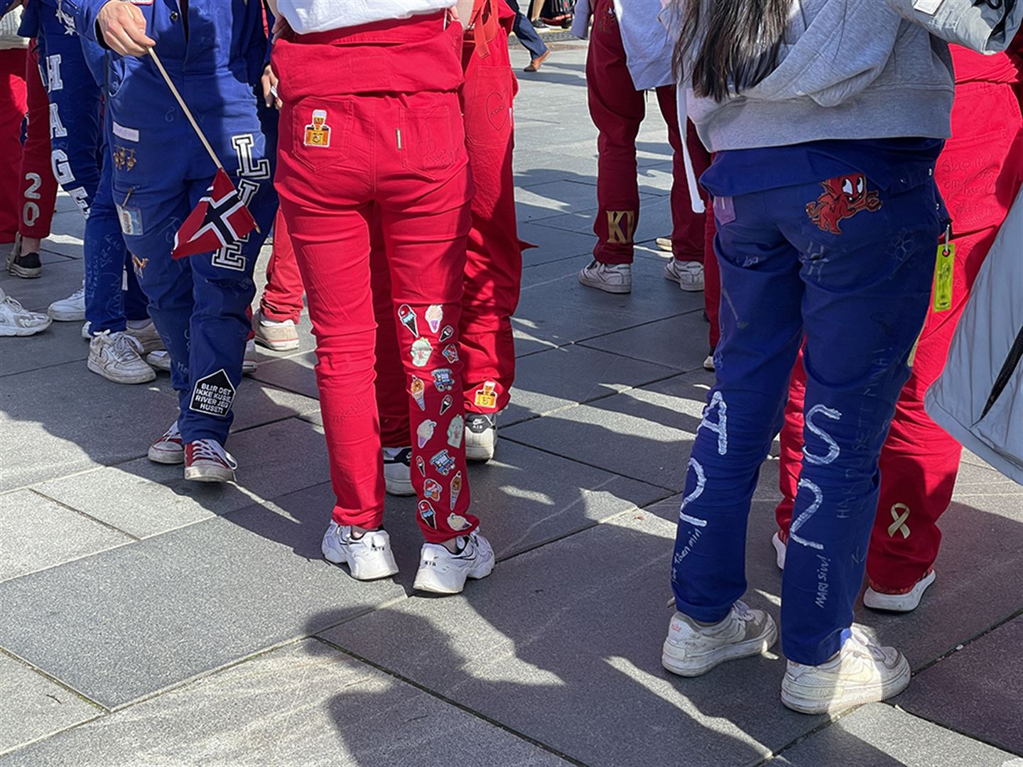 Foto av føter kledde i russeklede.