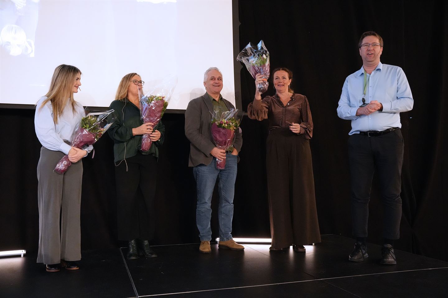 foto av personar på scene