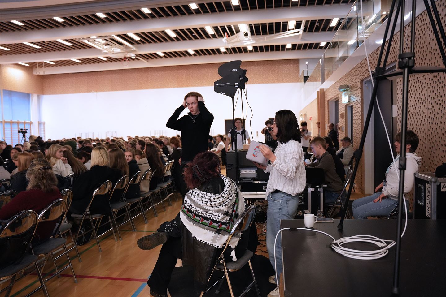 ELEVPRODUKSJON: Konferansen er også ein god arena for elevar ved medieproduksjonsklassen til å hausta erfaring. Arrangementet vart filma med fleire kamera og mange elevar var i sving. (Foto: Helen Daae Frøyseth, Vestland fylkeskommune)
