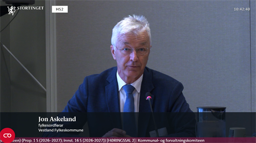 foto av mann som sit og snakkar