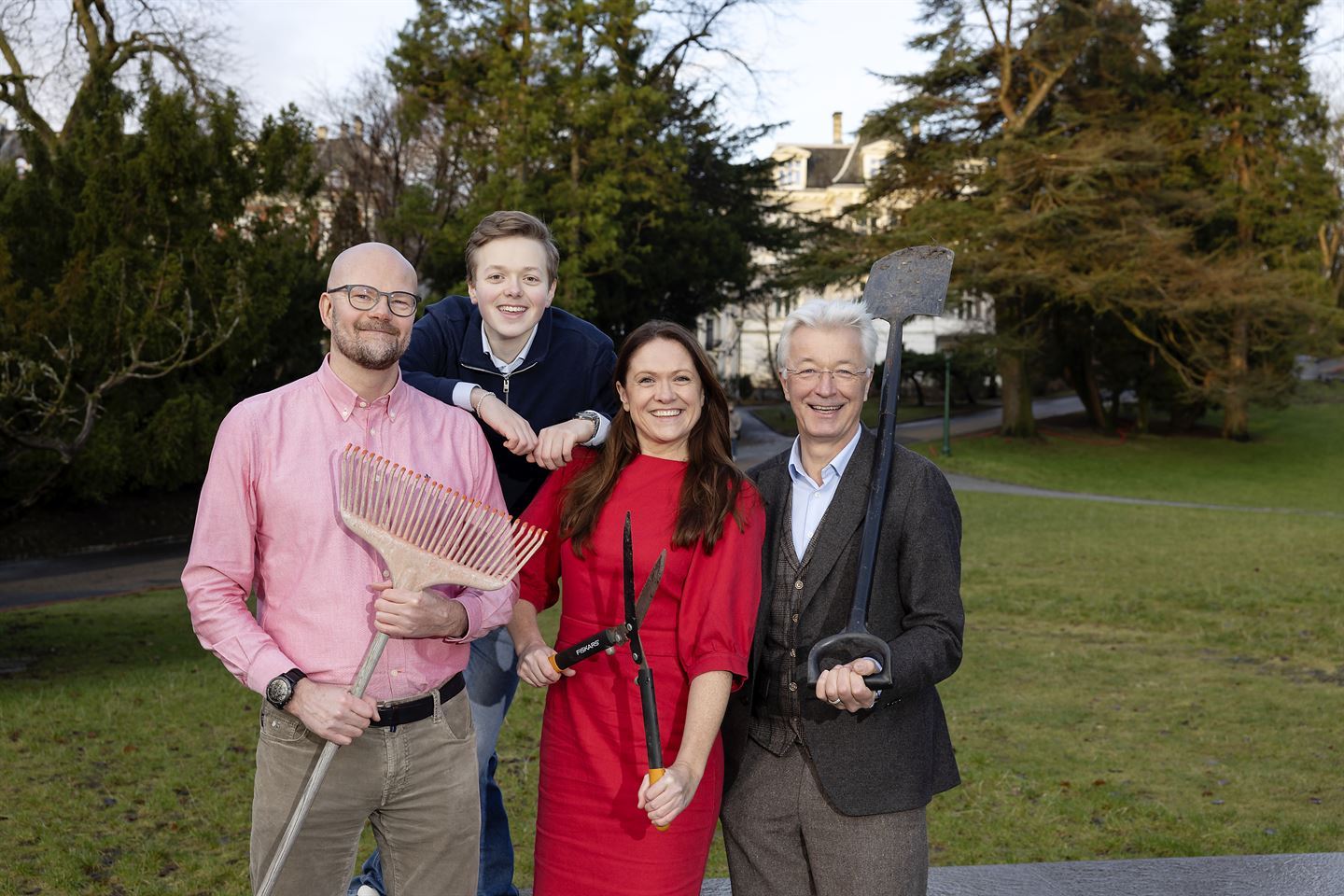 foto av fire personar som held hagereidskaper