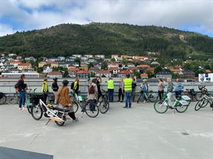 foto av folk som er på sykkeltur i Bergen og har teke ein pause