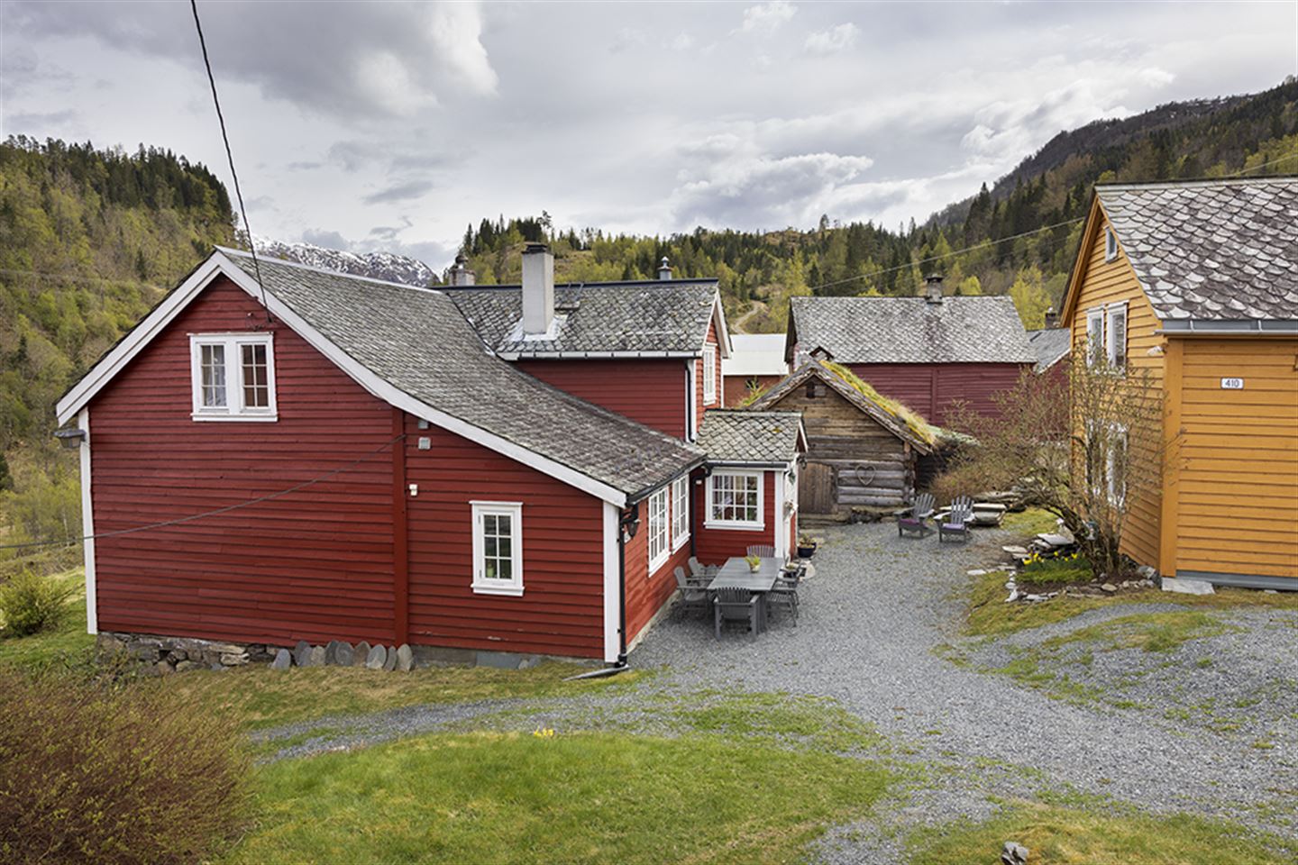 Raudt hus på klyngjetunet Ystås.