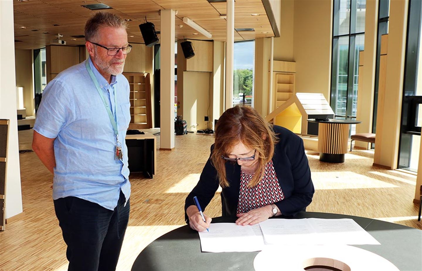 Rektor Jens-Petter Storheim og biblioteksjef Leikny Haga Indergaard skriv under på samarbeidsavtalen mellom Vestland fylkeskommune og Bergen kommune.